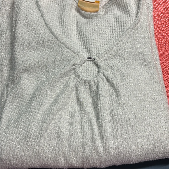 White 3/4 shirt with a little sparkle to it - Picture 2 of 2